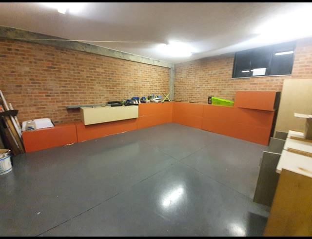 1,929M² WAREHOUSE TO LET IN CROWN